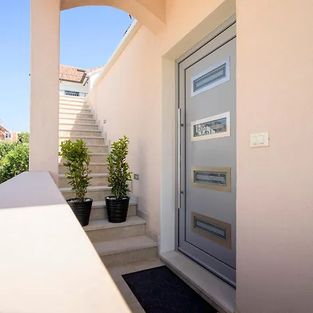 Milan 3* フヴァル