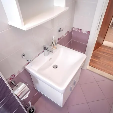 Milan ゲストハウス フヴァル